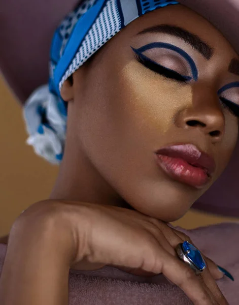 Closeup Beautiful Young Black Female Gorgeous Makeup Posing Herself Studio — Stock Photo, Image