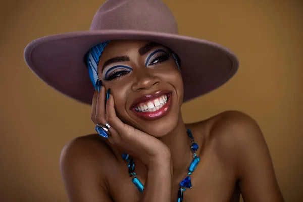 Uma Bela Jovem Mulher Negra Com Lindo Sorriso Maquiagem Posando — Fotografia de Stock