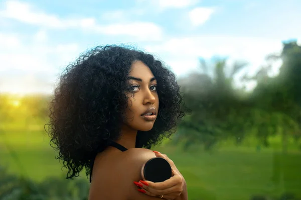 Een Sexy Jonge Zwarte Vrouw Met Lang Zwart Krullend Haar — Stockfoto