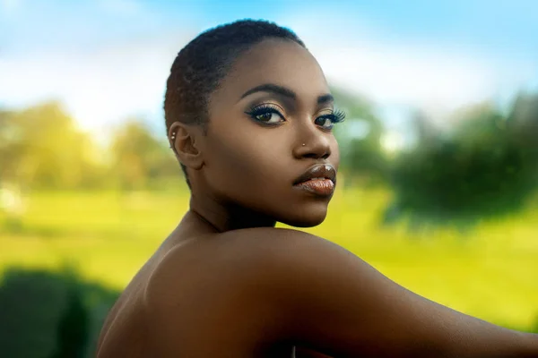 一个性感的年轻黑人女性 有着短短的黑发和美丽的妆容 在热带环境中自我打扮 — 图库照片