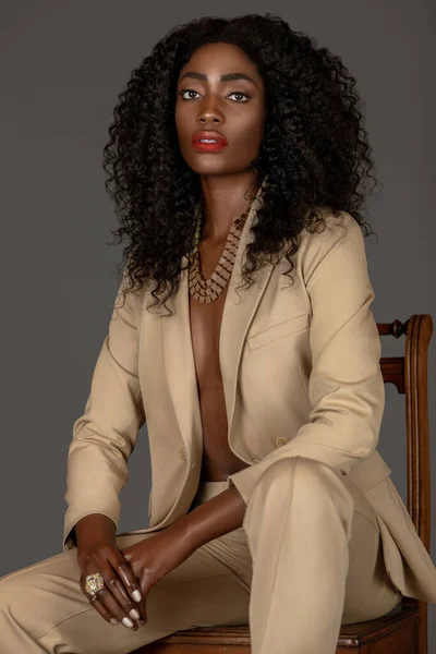Retrato Uma Bela Jovem Negra Com Cabelo Preto Encaracolado Longo — Fotografia de Stock