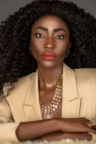 Close Portret Van Een Sexy Zwarte Vrouw Met Lange Krullend — Stockfoto