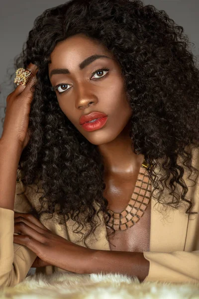 Retrato Cerca Una Hermosa Mujer Negra Con Pelo Largo Rizado — Foto de Stock