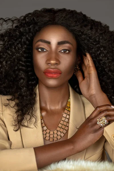 Close Portret Van Een Verfijnde Zwarte Vrouw Met Lange Krullend — Stockfoto
