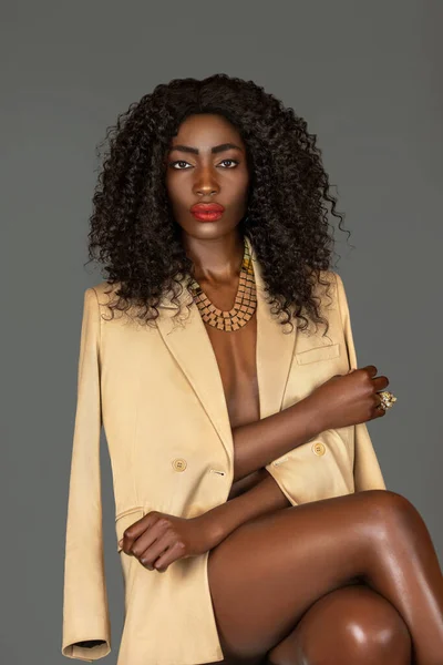 Retrato Uma Mulher Negra Forte Com Cabelo Preto Encaracolado Longo — Fotografia de Stock