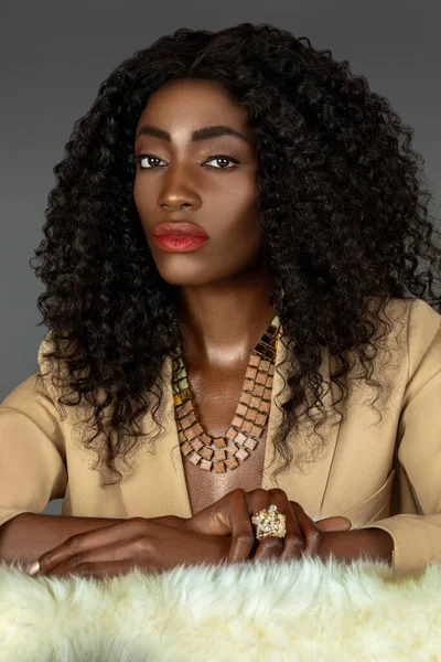 Close Portret Van Een Aantrekkelijke Zwarte Vrouw Met Lange Krullend — Stockfoto