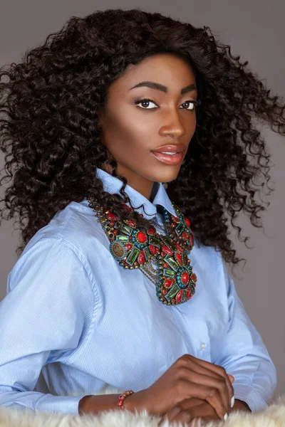 Portret Van Een Sexy Jonge Zwarte Vrouw Met Lang Krullend — Stockfoto
