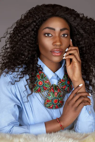 Portret Van Een Sensuele Jonge Zwarte Vrouw Met Lang Krullend — Stockfoto