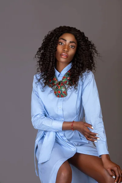 Portrait Strong Young Black Woman Long Curly Black Hair Beautiful — Stock Photo, Image