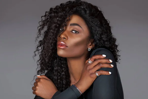 Retrato Uma Jovem Mulher Negra Sexy Com Cabelo Preto Encaracolado — Fotografia de Stock