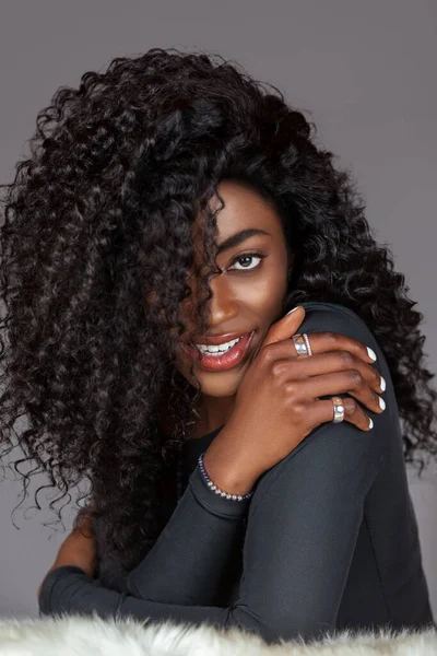 Retrato Uma Jovem Mulher Negra Sorridente Com Cabelo Preto Encaracolado — Fotografia de Stock