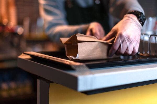 оформление заказа в перчатках в бумажном пакете