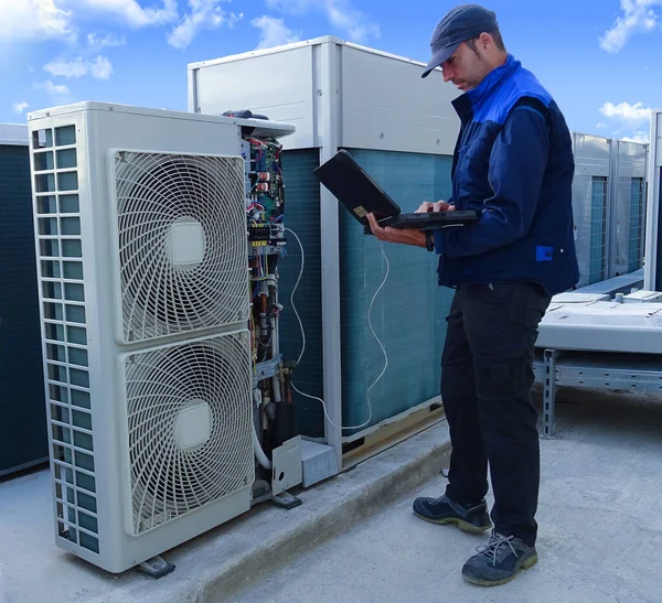 Técnico Aire Acondicionado Haciendo Diagnóstico Una Unidad Aire Acondicionado Industrial —  Fotos de Stock