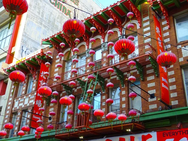 Lanternas Chinesas Penduradas Chinatown San Francisco Com Janelas Fundo — Fotografia de Stock
