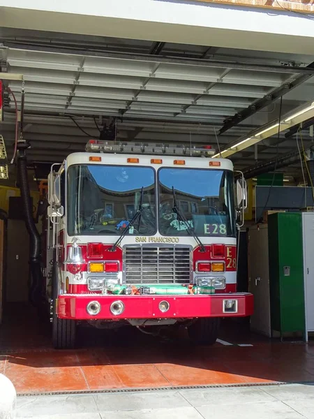 San Francisco Usa 2016 Camión Bomberos Estacionado Parque Bomberos Área — Foto de Stock