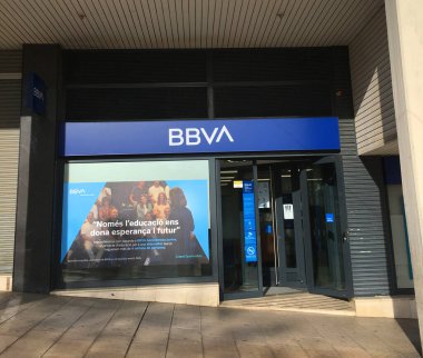cerdanyola del valles, İspanya - 11 21 2020: Cerdanyola del valles, BBBVA şubesi, BARCELONA, İspanya