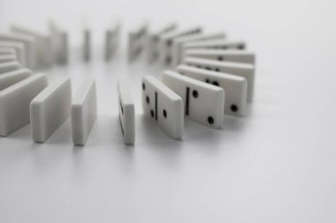 Beyaz arka planda duran beyaz domino taşları çemberi