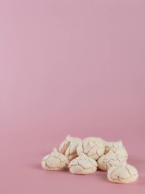 Pembe arkaplanda kremalar