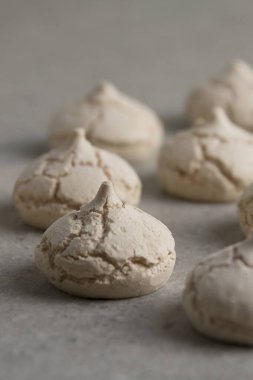 Gri arkaplanda kremalar