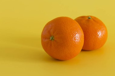 Sarı arka planda iki Mandarin. Kapat.