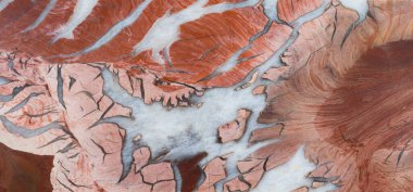 Mermer, kırmızı ve beyaz arka plan. Taşın yapısı. Boşluğu kopyala