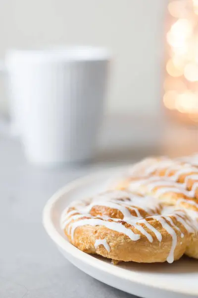 Rouleau de cannelle ou pain à la cannelle Dessert dans une assiette avec une tasse de café blanc. Boulangeries classiques américaines ou françaises. Bokeh ! — Photo