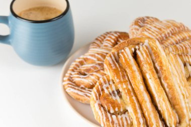 Tarçınlı çörek ya da tabakta çörekler ve mavi kahve. Klasik Amerikan ya da Fransız fırınları. 