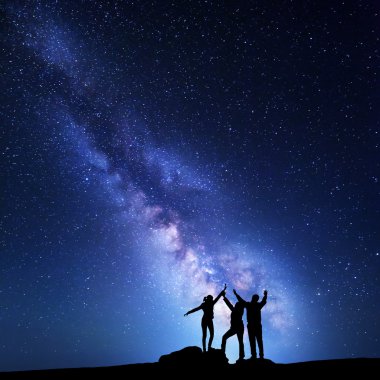 Samanyolu. Gece gökyüzü ile mutlu bir aile silüeti