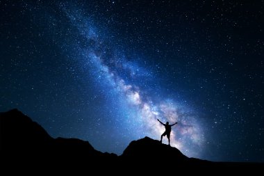 Samanyolu. Gece gökyüzü ve ayakta adam silüeti