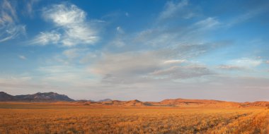 Dağ vadi yaz aylarında gün batımında güzel manzaraya