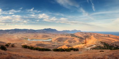 Dağ vadi yaz aylarında gün batımında güzel manzaraya