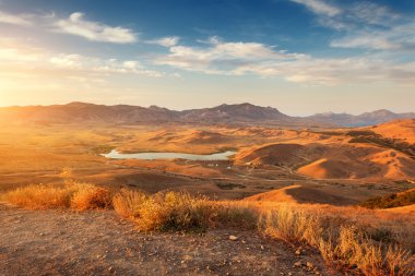 Dağ vadi yaz aylarında gün batımında güzel manzaraya