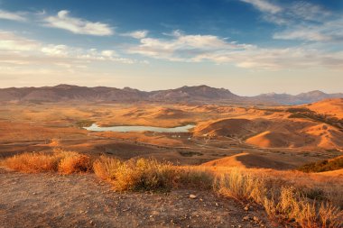 Dağ vadi yaz aylarında gün batımında güzel manzaraya