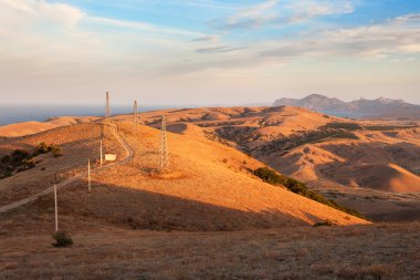 Dağ vadi yaz aylarında gün batımında güzel manzaraya