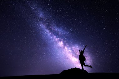 Samanyolu ve siluet bir kız. Gece manzarası
