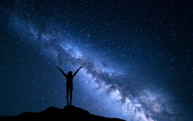 Samanyolu. Gece gökyüzü ve ayakta kız silüeti