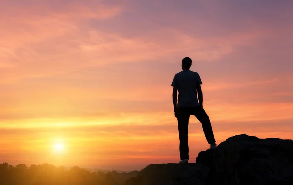 Sagoma di un uomo in piedi al pittoresco tramonto in estate — Foto Stock