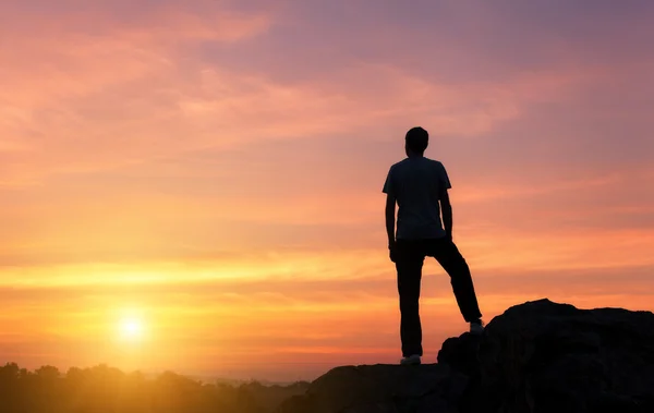 Silueta de un hombre de pie al atardecer colorido en verano — Foto de Stock