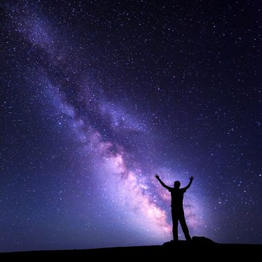 Samanyolu ve mutlu bir adam silüeti manzara