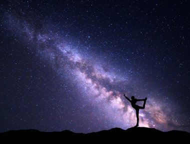 Samanyolu. Gece gökyüzü ve mutlu bir kız silüeti