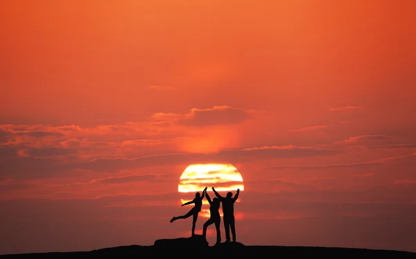 Landscape with silhouette of a happy family at sunset — Fotografie, imagine de stoc