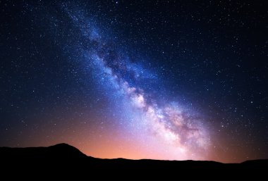 Gece manzara ile Samanyolu. Yıldızlı gökyüzü, evren