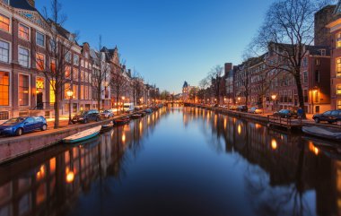 Güzel bir gece cityscape ile Kanallar Amsterdam, Hollanda