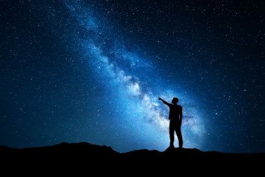 Gece manzarası ile Samanyolu ve bir adam silüeti