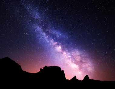 Gece manzara ile Samanyolu. Yıldızlı gökyüzü, evren