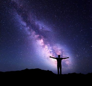 Gece manzarası ile Samanyolu ve bir adam silüeti