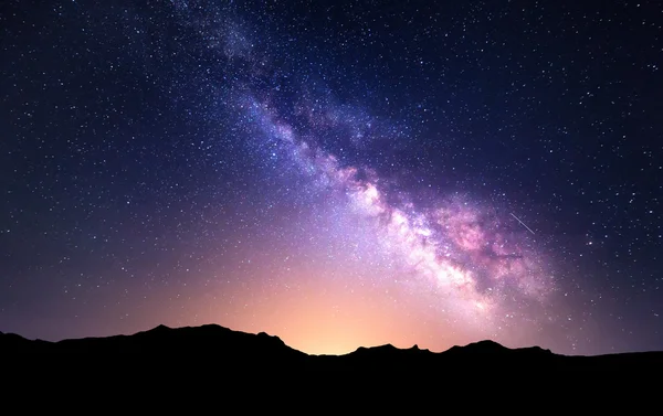 Paisaje nocturno con manera lechosa. Cielo estrellado, universo —  Fotos de Stock