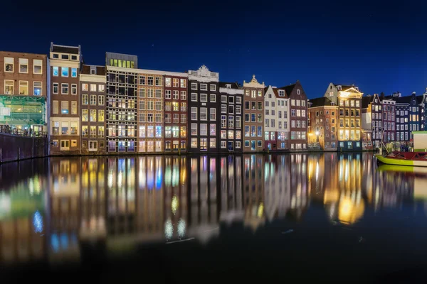 Güzel geleneksel eski binalar gece Amsterdam kanal