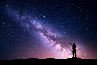 Gece manzarası ile Samanyolu ve bir adam silüeti