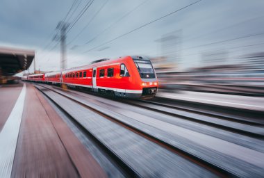 Modern kırmızı yolcu treni ile tren istasyonu. Sanayi arazi